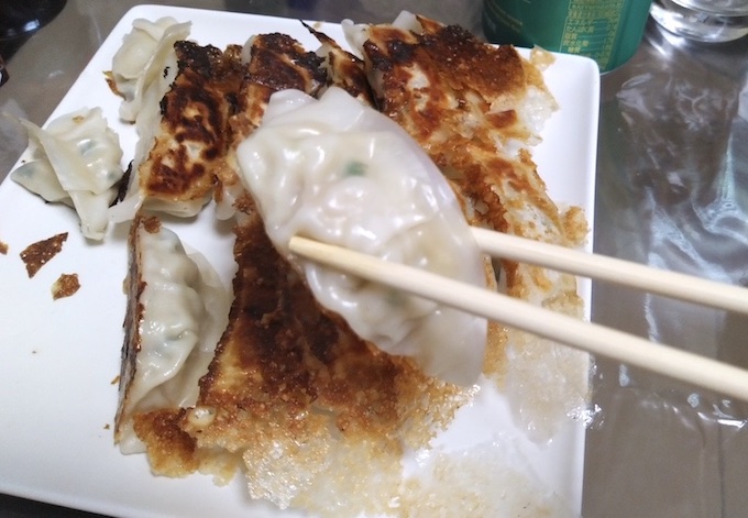 味の素の冷凍餃子、『ギョーザ〈元祖 油・水なし〉』の焼き方! 食べてみました【フライパン】　-餃子ふぁん-