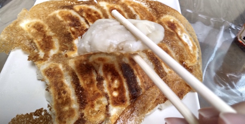 大阪王将の冷凍餃子、『羽根つき餃子』の焼き方! 食べてみました【フライパン】